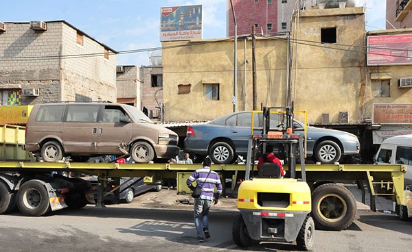 رفع 24 سيارة ونقل 15 درباً من المخلفات في الفروانية