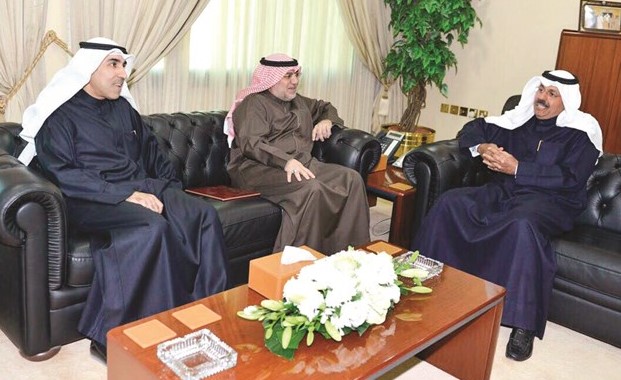 الشيخ م. احمد النواف مستقبلا د. متعب العتيبي وعلي الشطي﻿