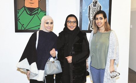 مي السعد تتوسط دلال النفيسي ومنال الماجد خلال حضورهن المعرض﻿