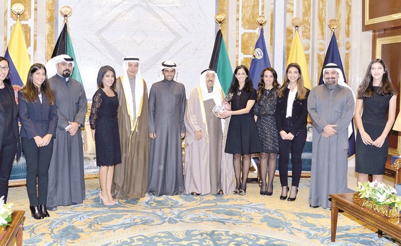 صاحب السمو الأمير الشيخ صباح الأحمد خلال استقباله شملان البحر وأعضاء منظمة البروتيجيز يوم الاثنين الماضي﻿