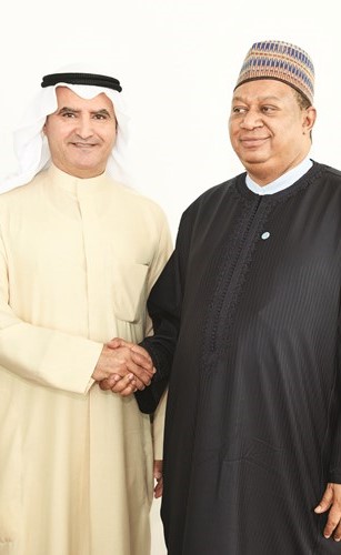 عصام المرزوق ومحمد باركيندو خلال زيارته الكويت ﻿