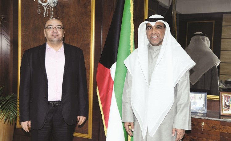 المستشار عبدالرحمن النمش مع الزميل أسامة دياب	(محمد هاشم)﻿