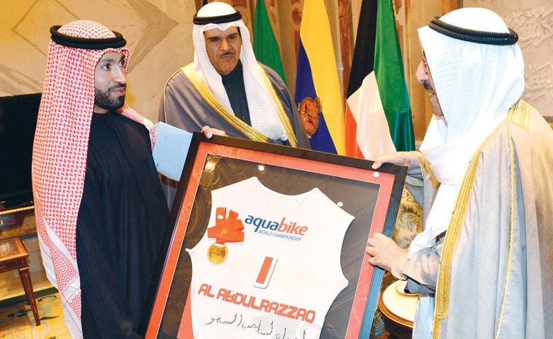 صاحب السمو الأمير الشيخ صباح الأحمد خلال تلقيه هدية المتسابق يوسف العبدالرزاق بحضور الشيخ سلمان الحمود 