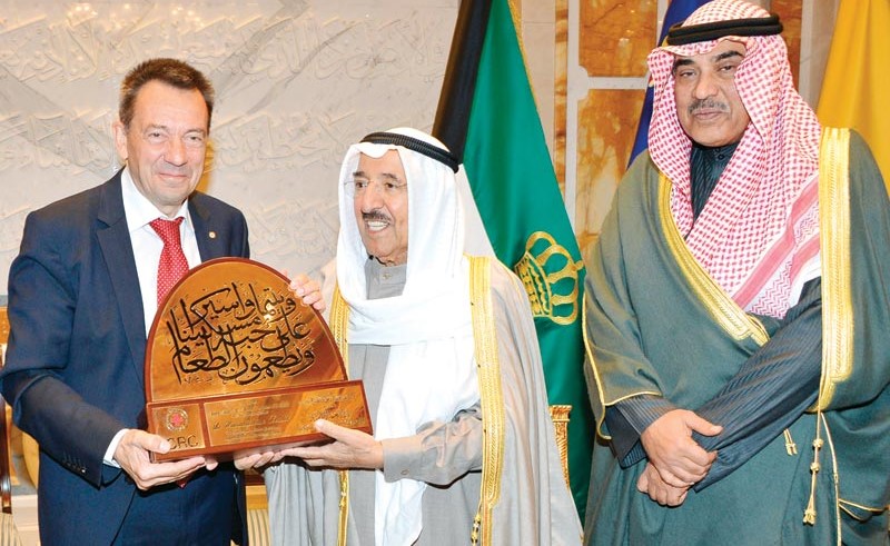 صاحب السمو الأمير يتلقى درعا تذكارية من رئيس اللجنة الدولية للصليب الأحمر بيتر ماورير بحضور الشيخ صباح الخالد 