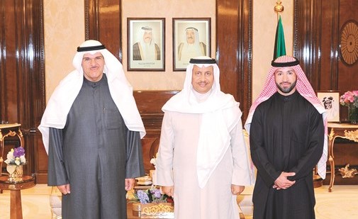 سمو رئيس الوزراء الشيخ جابر المبارك مستقبلا الشيخ سلمان الحمود ويوسف العبدالرزاق ﻿