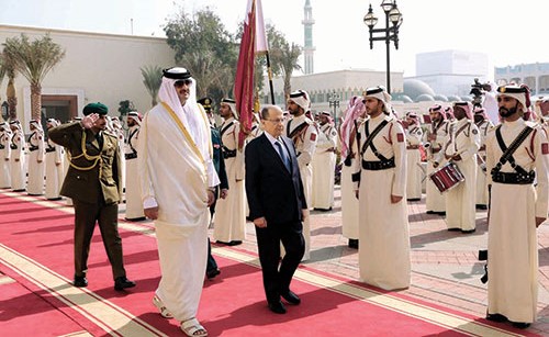 جانب من استقبال أمير قطر صاحب السمو الشيخ تميم بن حمد آل ثاني الرسمي للرئيس اللبناني ميشال عون في الدوحة أمس (محمود الطويل)