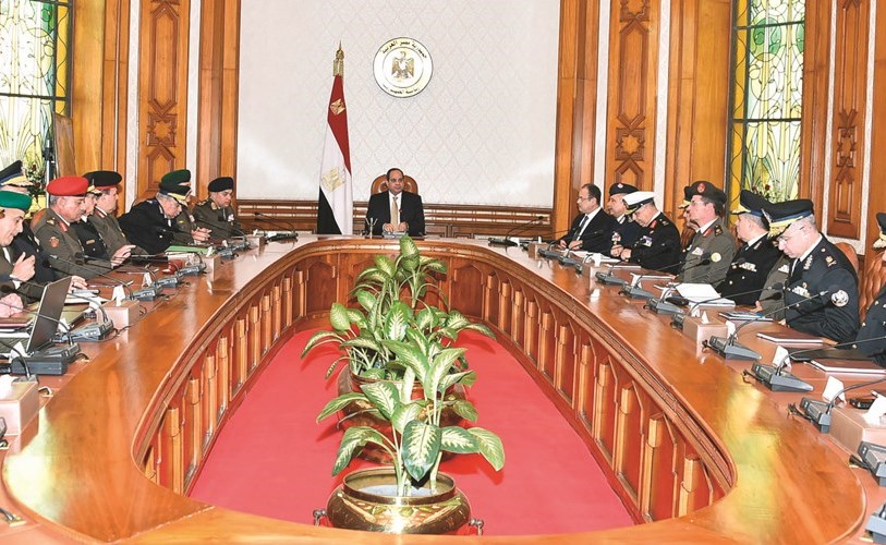 الرئيس عبد الفتاح السيسي خلال الاجتماع مع وزير الدفاع ووزير الداخلية ورئيس أركان حرب القوات المسلحة وكبار قيادات القوات المسلحة والشرطة﻿