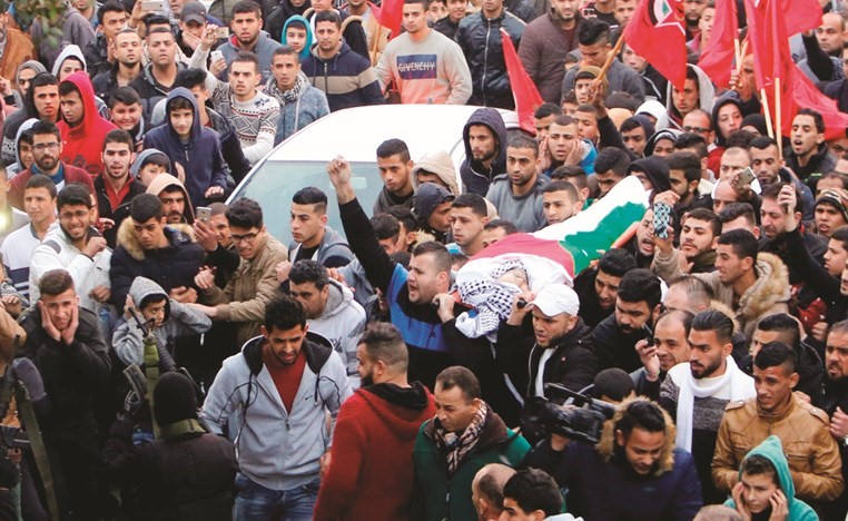 حشود من الفلسطينيين خلال تشييعهم جثمان الشهيد محمد الصالحي الذي قتل برصاص الاحتلال امام منزله امس الاول	(رويترز) ﻿