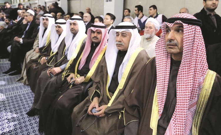 السفير مجدي الظفيري وعدد من أعضاء وفد الكويت خلال تقديم واجب العزاء﻿