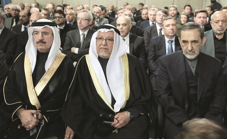 الشيخ علي الجراح خلال مشاركته في تقديم واجب العزاء ﻿