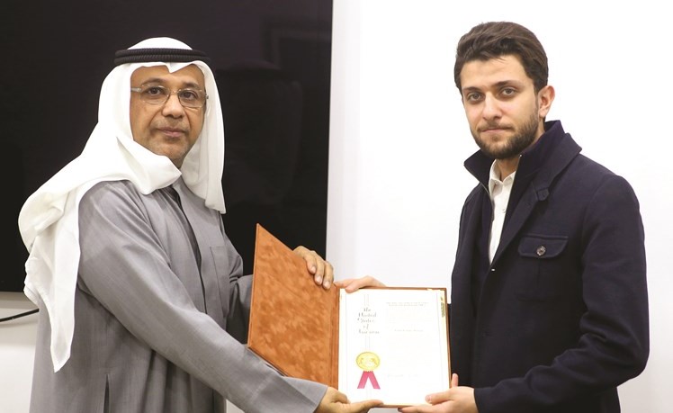 المخترع محمد الرفاعي يتسلم تكريمه﻿