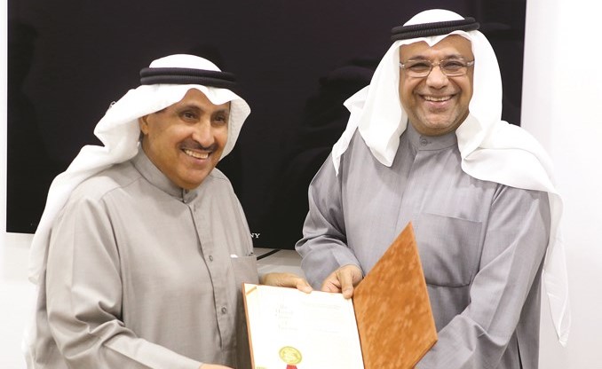 البناي يكرم المخترع فيصل العصفور﻿
