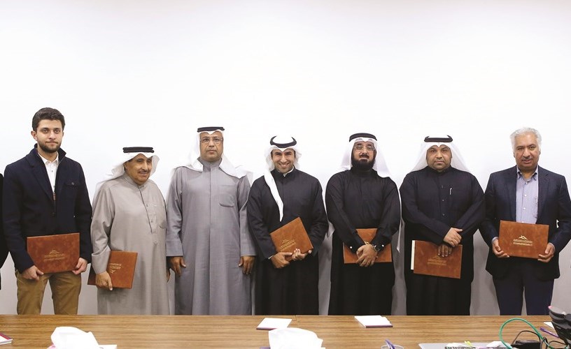 د.عمر البناي وم.عبدالله الجدعان وم. خالد الحسن مع المخترعين المكرمين﻿