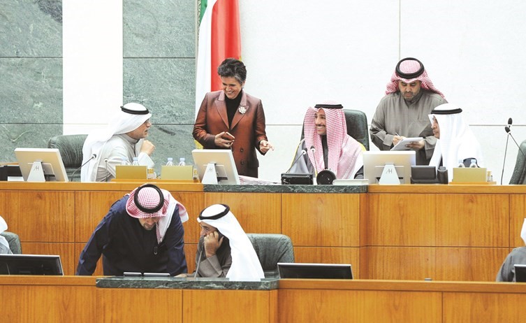 الرئيس الغانم في حوار مع صفاء الهاشم وصلاح خورشيد بحضور د.فالح العزب ومبارك الحجرف﻿
