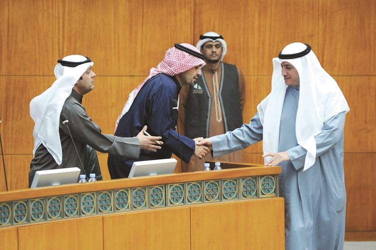 مصافحة بين عسكر العنزي وأنس الصالح وفيصل الكندري﻿