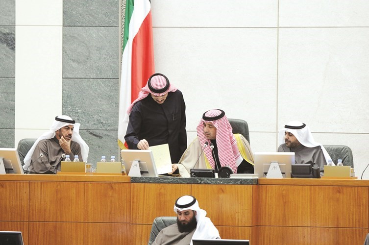 د.عودة الرويعي مترئسا جانبا من جلسة أمس﻿
