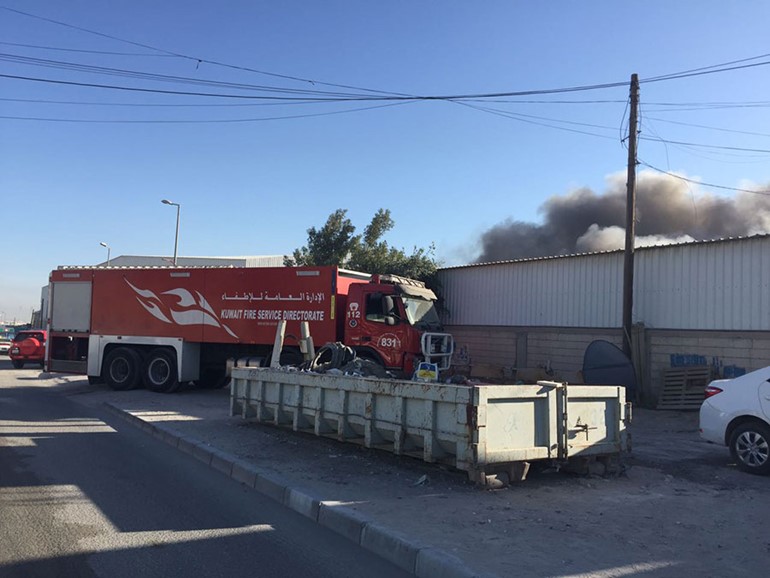 بالفيديو والصور .. السيطرة على حريق مستودع مواد كهربائية بمنطقة أمغرة