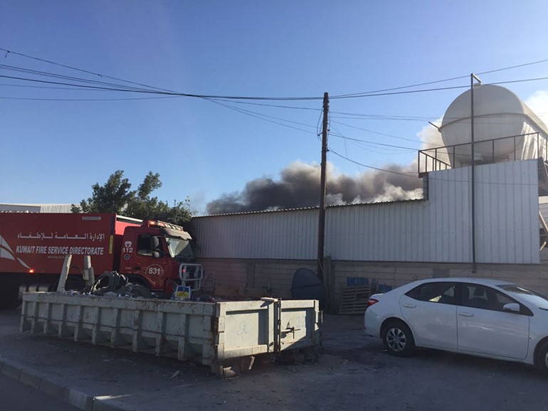بالفيديو والصور .. السيطرة على حريق مستودع مواد كهربائية بمنطقة أمغرة