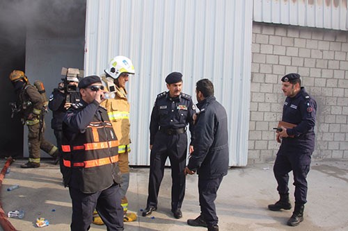 بالفيديو والصور .. السيطرة على حريق مستودع مواد كهربائية بمنطقة أمغرة