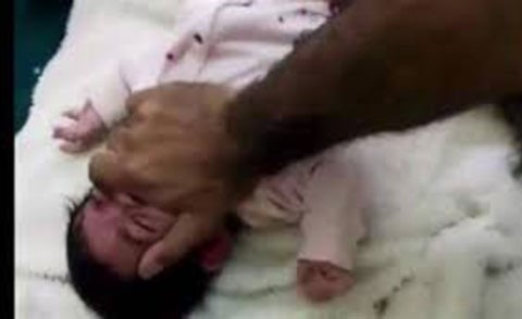 بالفيديو.. تفاصيل صادمة تكشفها والدة الطفلة التي تعرضت للتعذيب.. وأول ظهور لها بعد تخليصها من أبيها