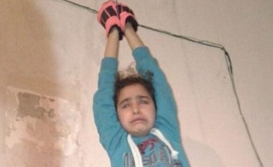 شاهد.. أب في لبنان يربط أيدي طفلته ويعلقها بوحشية لإجبارها على التسول!