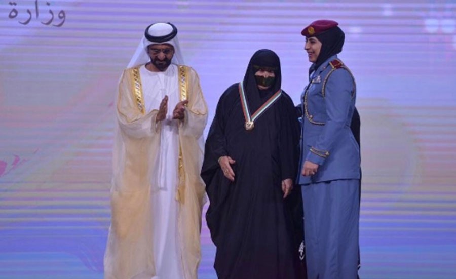 بالفيديو.. فائزة بوسام رئيس وزراء الإمارات تقدم والدتها لتسلُّم جائزتها.. ومحمد بن راشد يُصفق لها