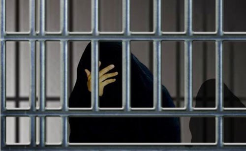 قبيل تنفيذ الحكم بـ7 ساعات.. سجينة سعودية مدانة بدفن ابن شقيق زوجها حيًّا حتى الموت تفلت من القصاص !