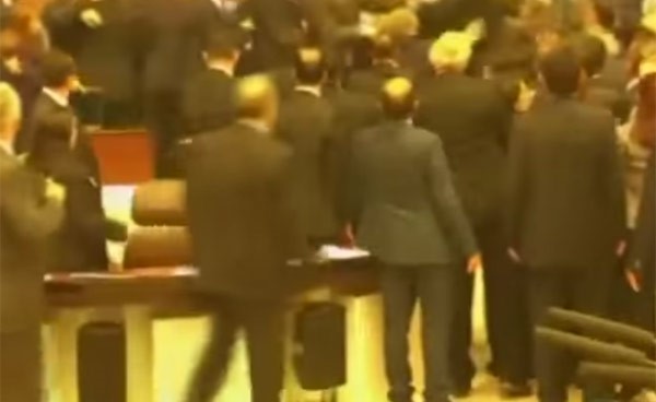 بالفيديو.. مشاجرة بين نواب أتراك خلال مناقشة إصلاحات دستورية