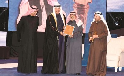 الشيخ سلمان الحمود وم. علي اليوحة ومحمد العسعوسي أثناء تكريم الفنان القدير ابراهيم الصلال﻿