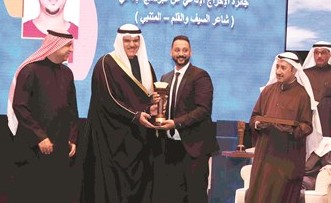 أسامة المزيعل فاز بجائزة الإخراج الإذاعي عن إخراجه برنامج شاعر السيف والقلم المتنبي﻿