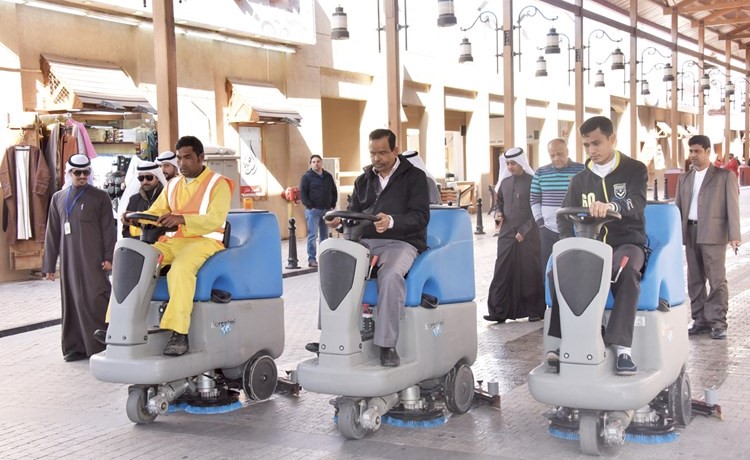 الآليات الجديدة خلال عملية تنظيف منطقة أسواق المباركية﻿