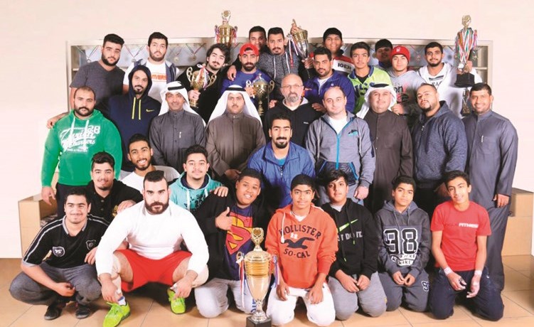 الأبطال بعد فوزهم بكأس البطولة مع عدد من مسؤولي النادي﻿