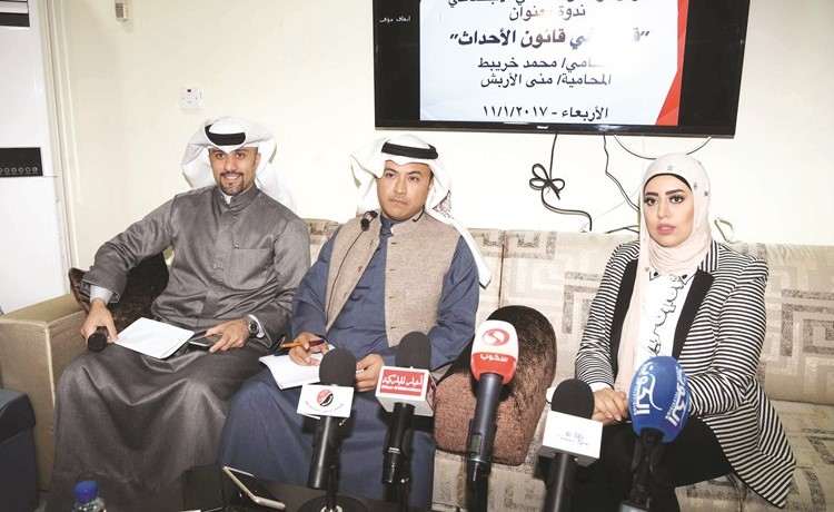 محمد العوض والمحامي محمد خريبط والمحامية منى الأربش خلال الندوة			(محمد هاشم)﻿