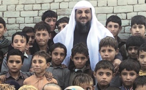 محمد السعيدي يتوسط الأيتام خلال زيارة باكستان﻿
