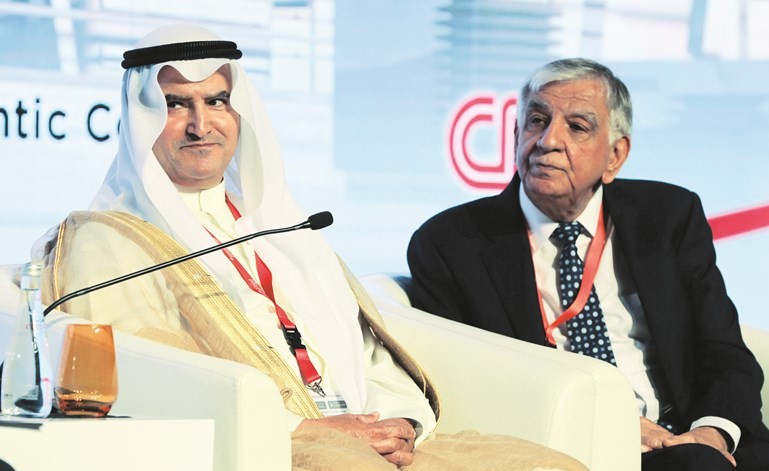 عصام المرزوق ووزير النفط العراقي جبار اللعيبي خلال حضورهما مؤتمر النفط في ابوظبي	(رويترز)﻿