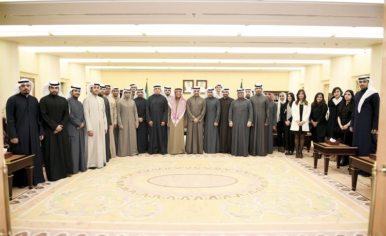 رئيس مجلس الأمة مرزوق الغانم متوسطا مدير عام المعهد الديبلوماسي عبدالعزيز الشارخ والوفد المرافق له﻿