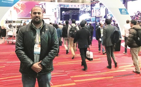 عبدالله العماني خلال مشاركته بالمعرض﻿