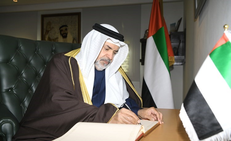 الشيخ خليفة بن حمد آل خليفة يسجل كلمة في سجل التعازي﻿
