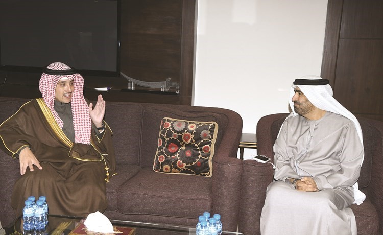 الشيخ د.احمد الناصر خلال تقديم واجب العزاء ﻿