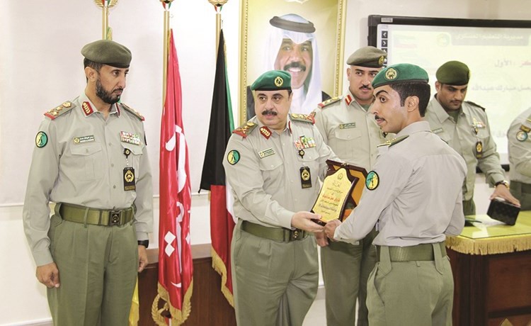 الفريق الركن م. هاشم الرفاعي خلال تكريم أحد المشاركين ﻿