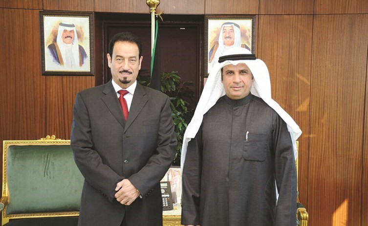 د. فالح العزب خلال لقائه السفير د. حمد الدعيج ﻿