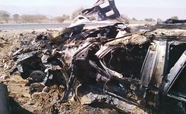 بقايا السيارة المفخخة التي استهدفت القيادي الأمني في أبين (إياد أحمد)