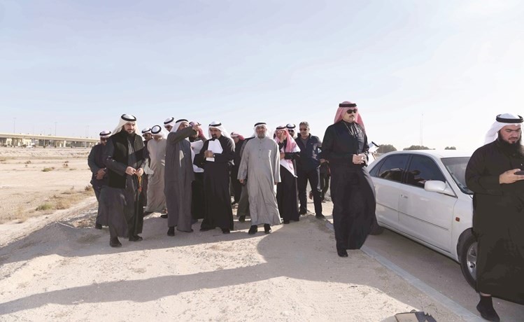 الوزير عبدالرحمن المطوع ومحمد المطير ود.جمعان الحربش خلال الجولة في القيروان	(ريليش كومار) ﻿