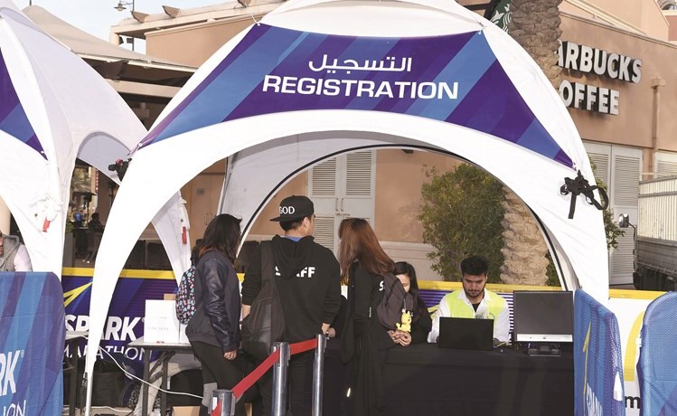 إقبال من المشاركين على التسجيل منذ الساعات الأولى لافتتاح باب التسجيل	(قاسم باشا - ريليش كومار)﻿
