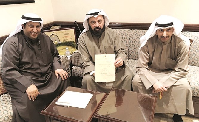 د. وليد الطبطبائي يعرض صحيفة الاستجواب متوسطا الحميدي السبيعي وعبدالوهاب البابطين ﻿