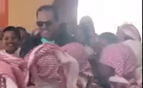 بالفيديو.. رد فعل مفاجئ عند رؤية طلاب في السعودية لمعلمهم بعد انتقاله لمدرسة أخرى