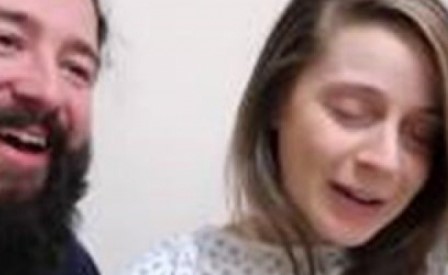 بالفيديو.. رجل يبث لحظة ولادة زوجته على «فيس بوك»