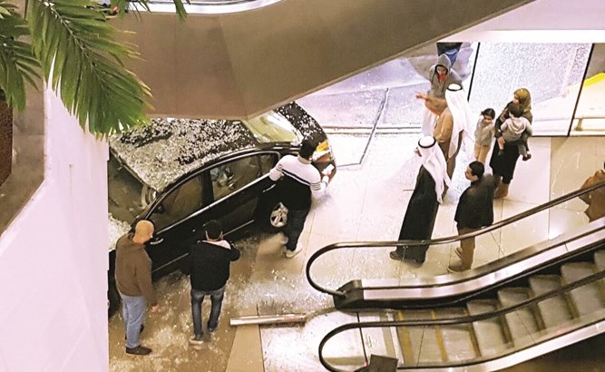 المركبة التي اقتحمت المجمع﻿