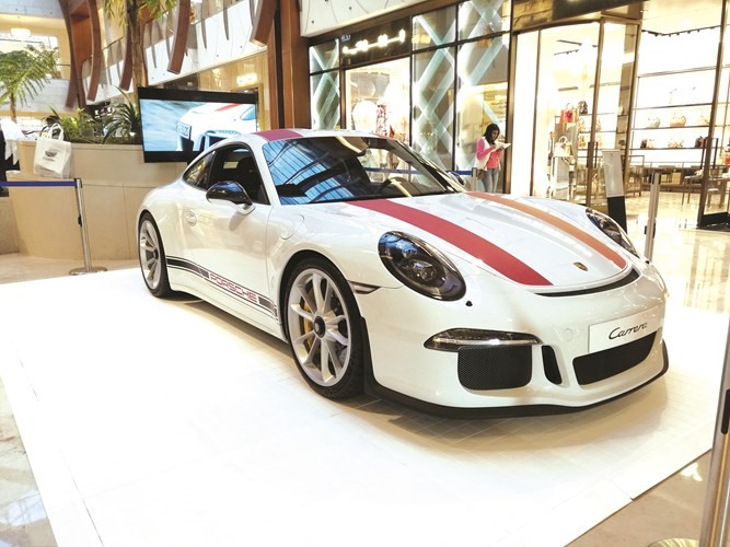 بورشه 911R في جناح مركز بورشه الكويت﻿