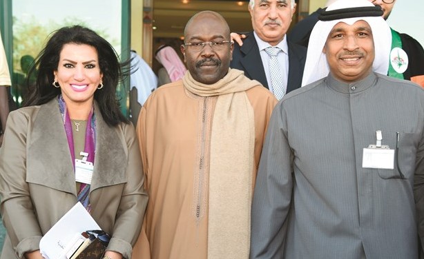السفير السنغالي عبد الأحد امباكي متوسطا د. حسين المكيمي وفاطمة العازمي ﻿